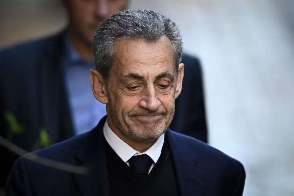Ex-presidente francês começou a cumprir pena nesta terça-feira (21)