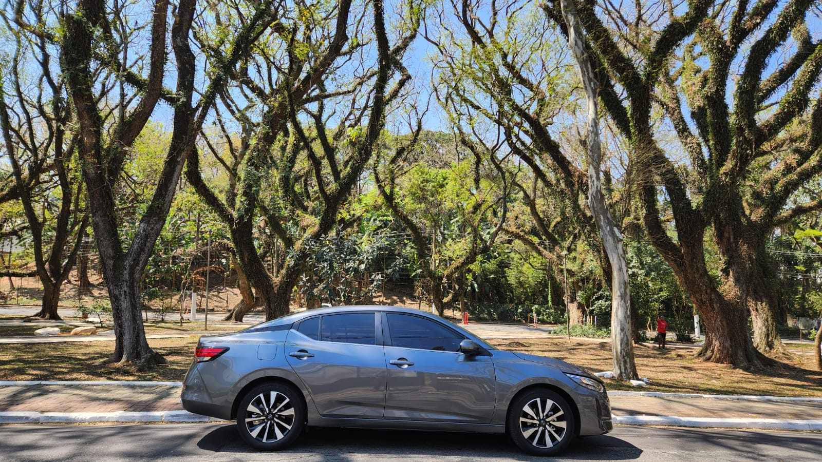 Nissan Sentra 2026 mostra consistência no segmento de sedãs médios