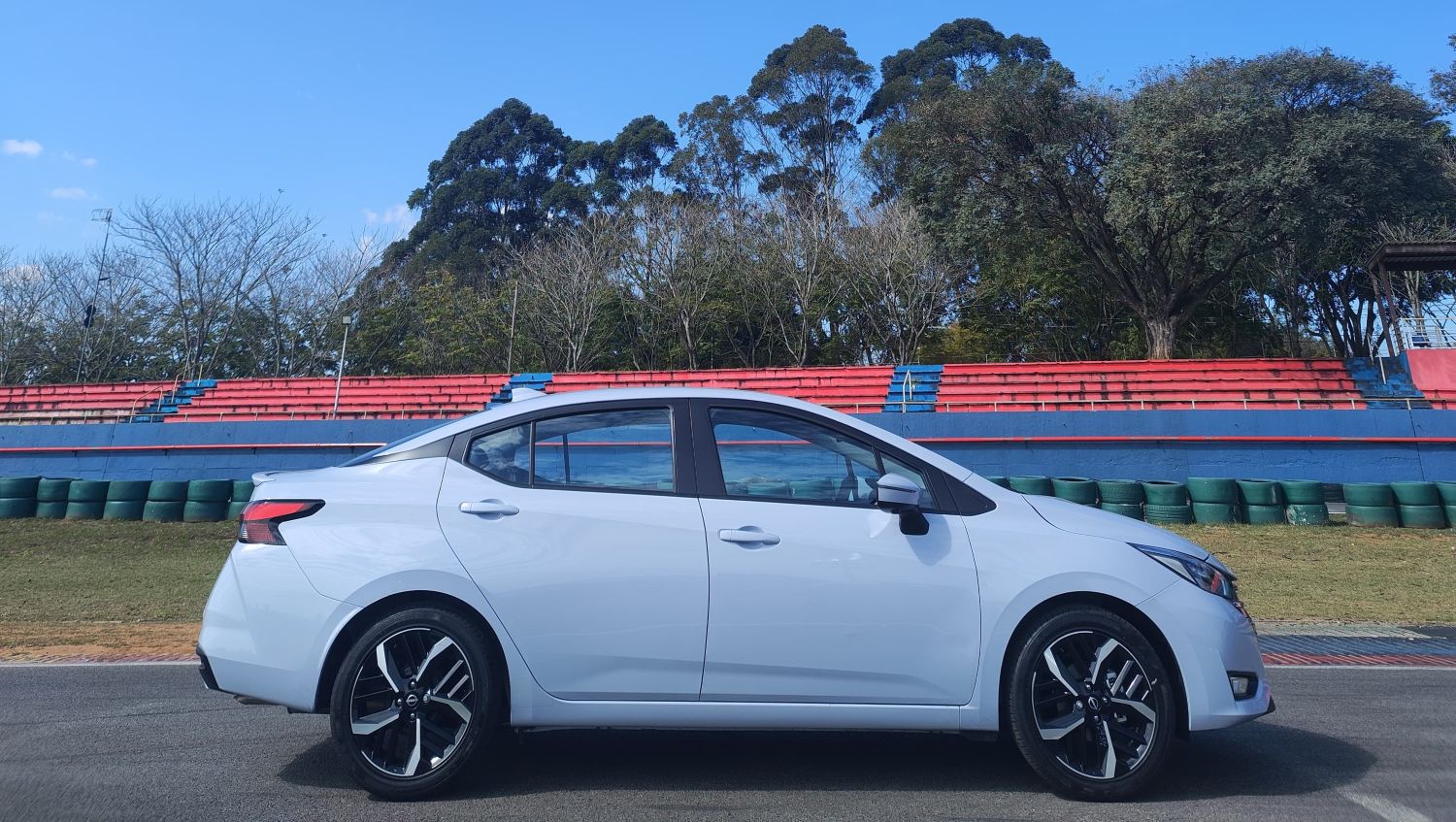 Nissan Versa 2026 mostra eficiência no dia a dia