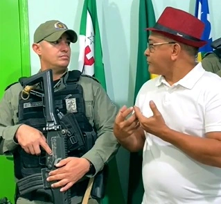 Abdoral Melo apresenta o novo comandante do Grupamento da Polícia Militar de São João do Arraial, cabo Otávio