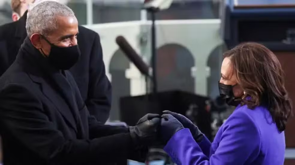 Kamala Harris cumprimenta Barack Obama antes da posse de Joe Biden