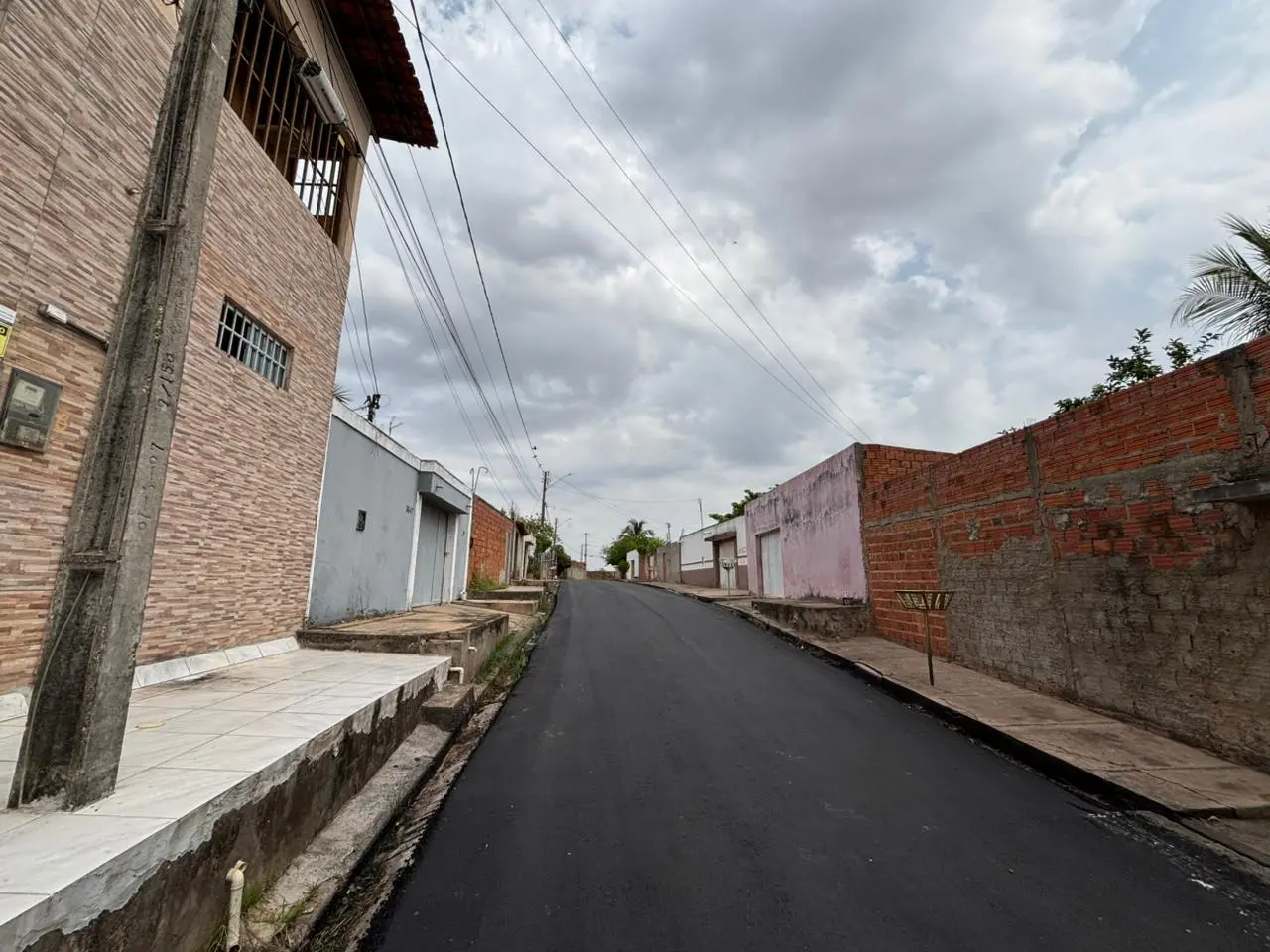 Três ruas do Parque Universitário estão recebendo pavimentação asfáltica