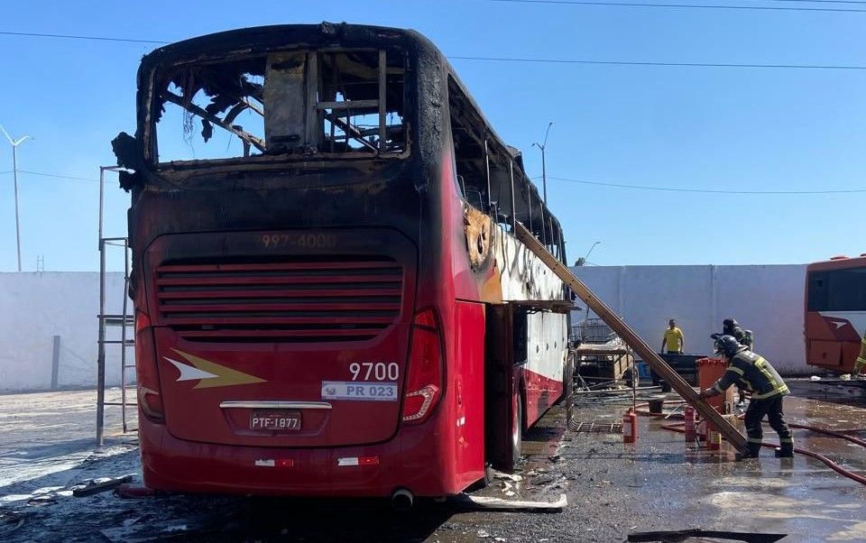 Incêndio destrói veículo em garagem de uma empresa particular de ônibus, em Timon