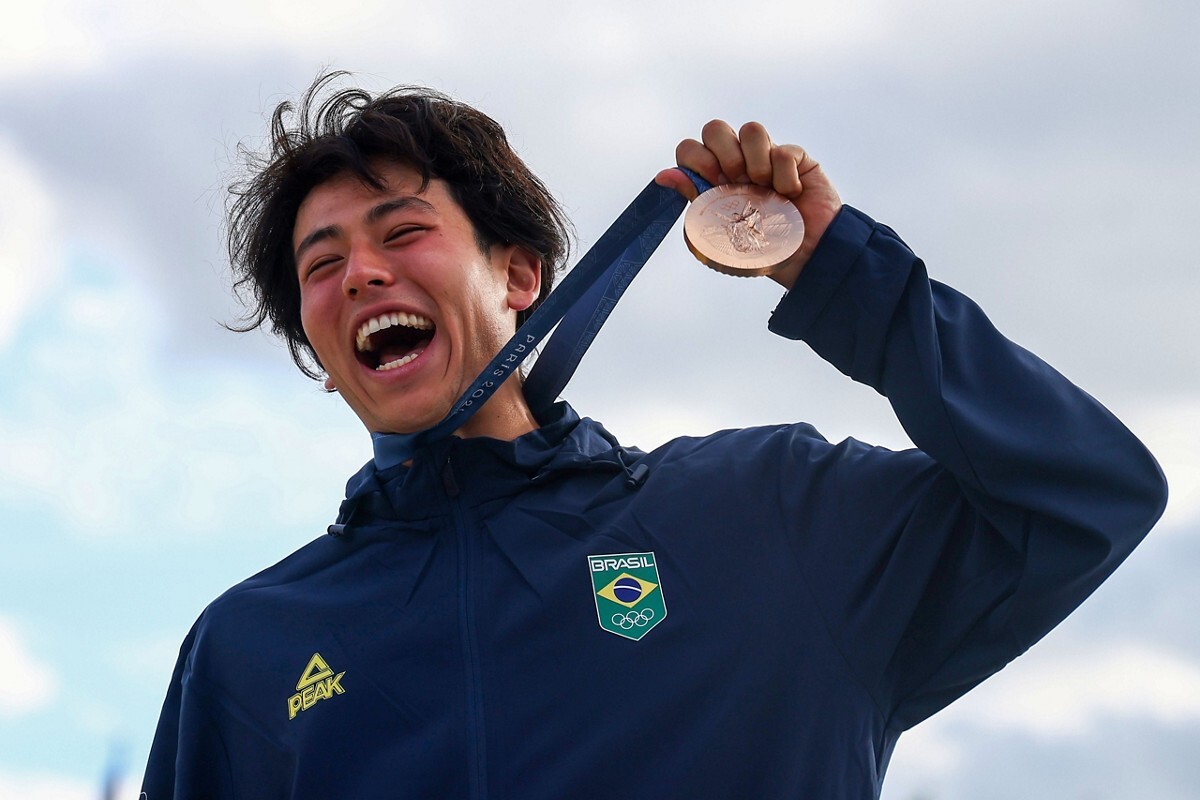 Augusto Akio conquista a medalha de bronze no skate park em Paris