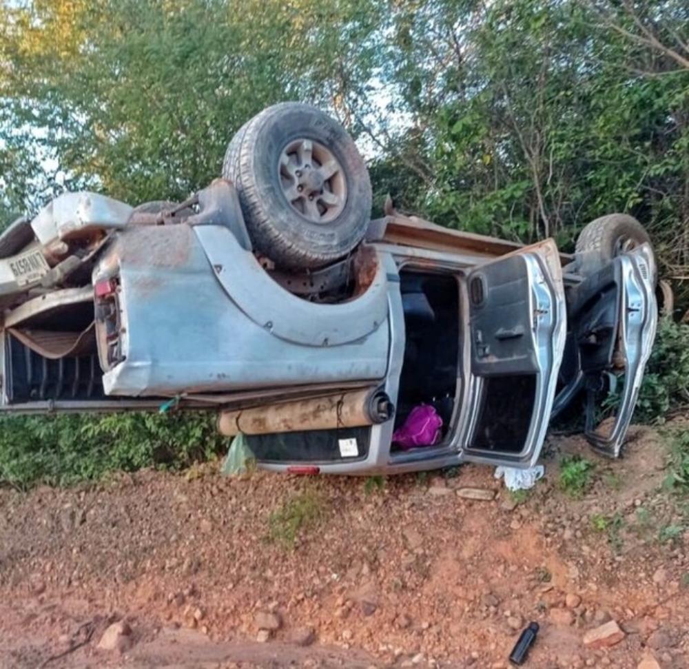 Veículo capotou após ser atingido por ônibus