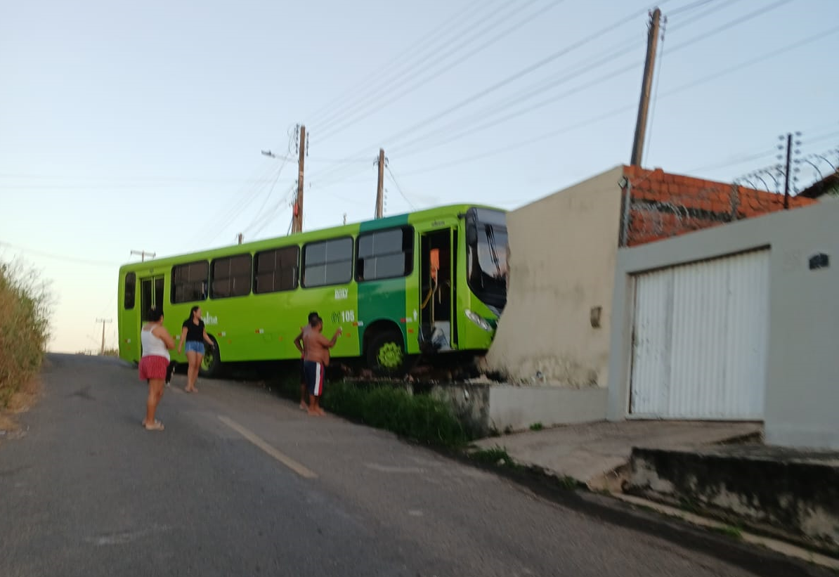 Ônibus destruiu o muro de uma residência