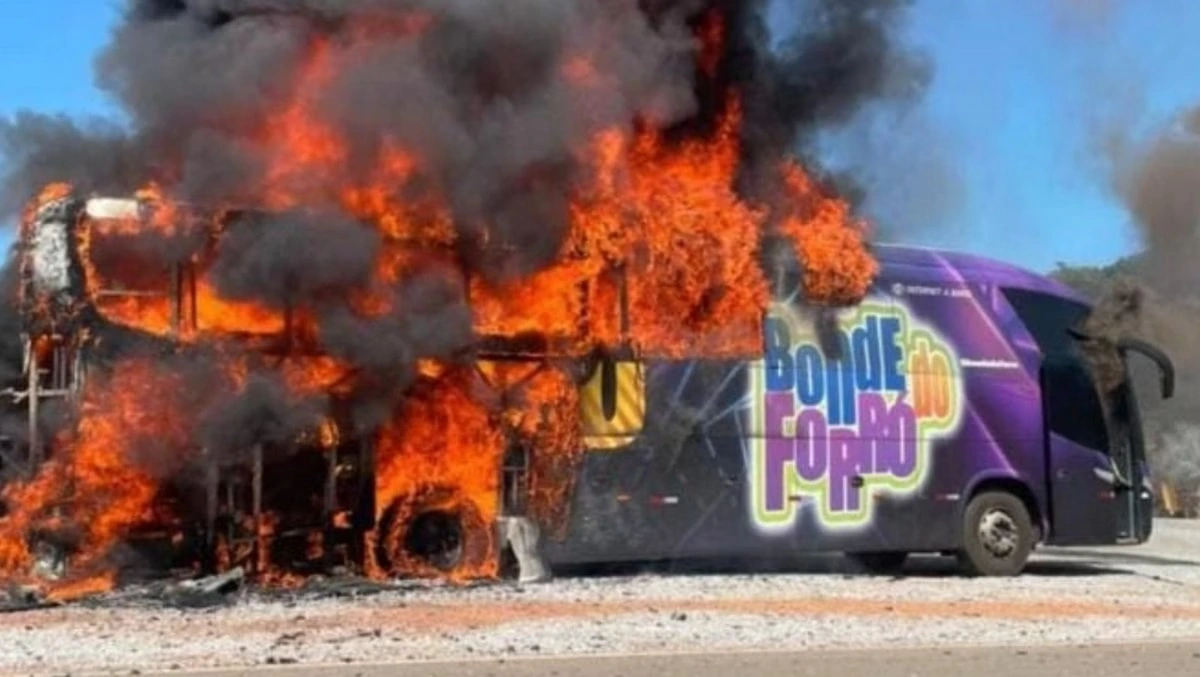 Ônibus da Banda Bonde do Forró ficou destruído em incêndio