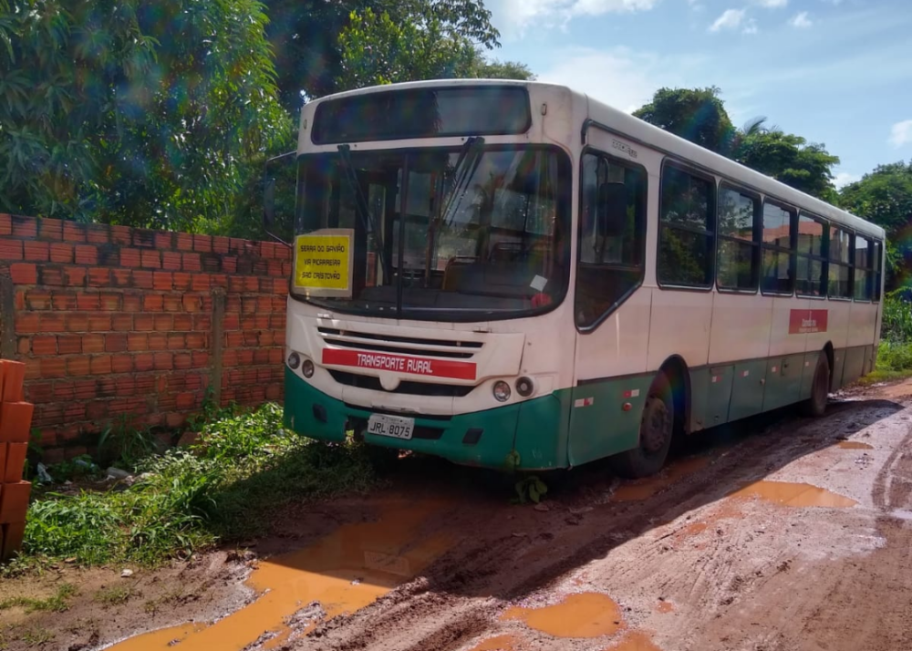 Os ônibus que circulam na zona rural são velhos e desconfortáveis