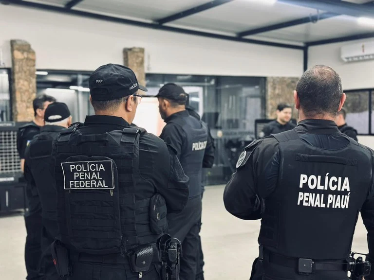Agentes da Polícia Federal e Polícia Civil fazem buscas durante a Operação Cifra Oculta