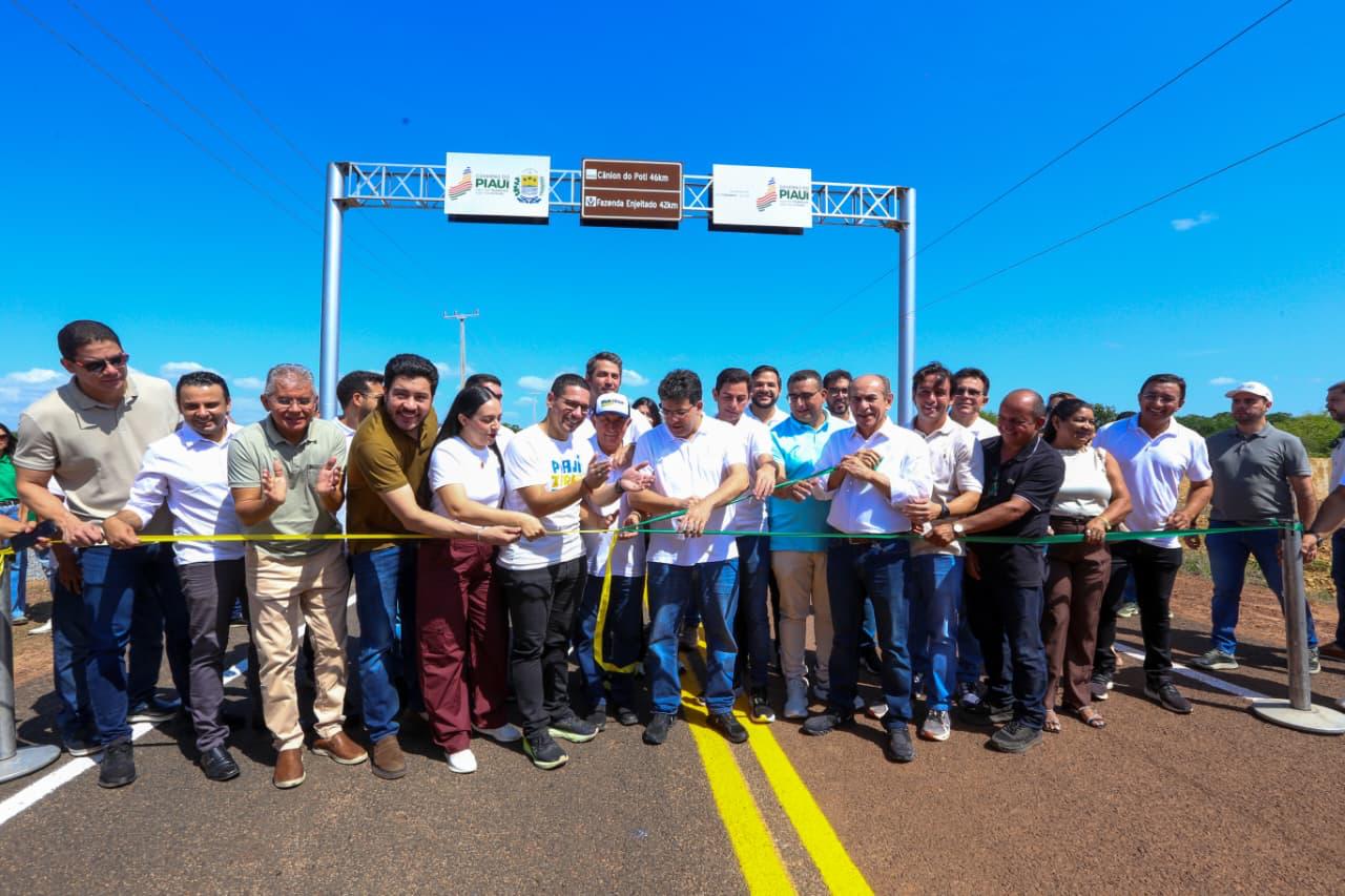 Rafael Fonteles entregou rodovia que liga a sede do município de Castelo do Piauí ao Cânion do Rio Poti
