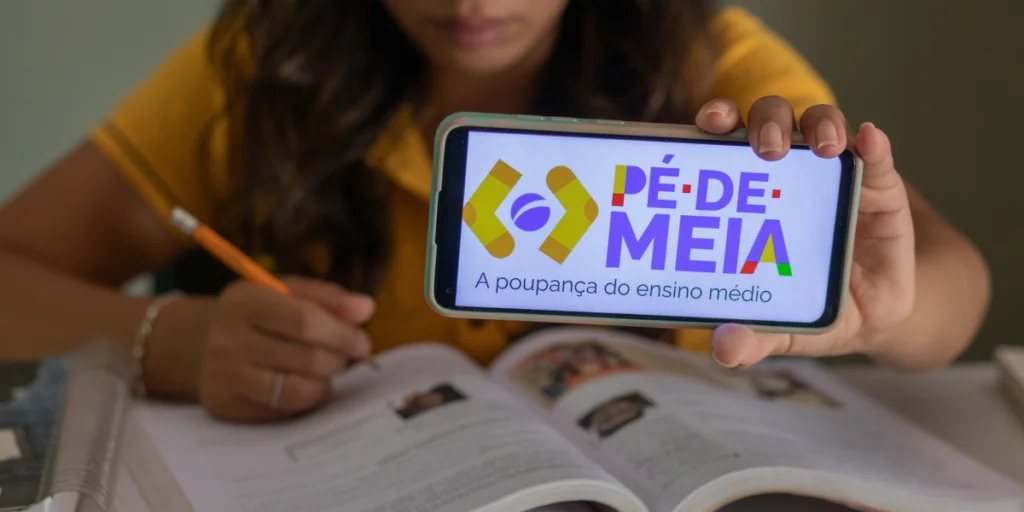 Estudantes de baixa renda matriculados no ensino médio de escolas públicas de todo o país recebem o Pé de Meia