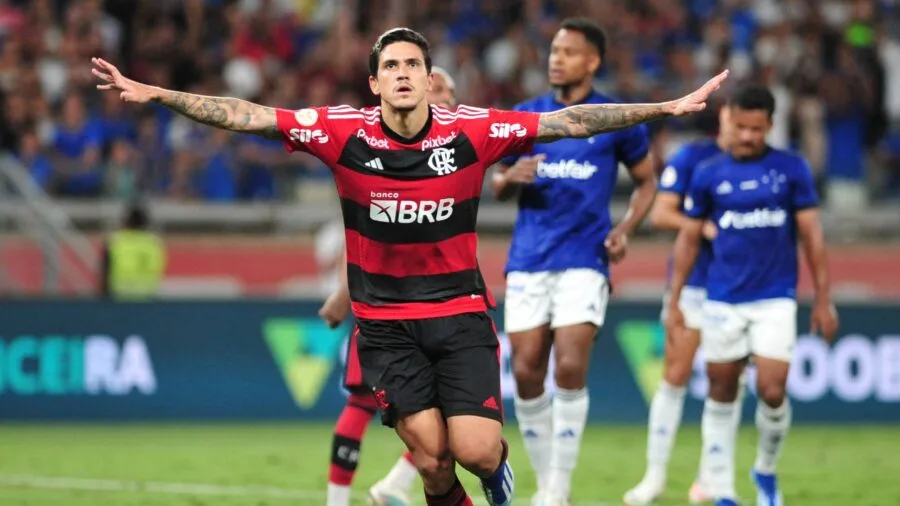 Flamengo e Cruzeiro seguem na briga pela liderança do Brasileirão, com campanhas fortes e 37 pontos cada