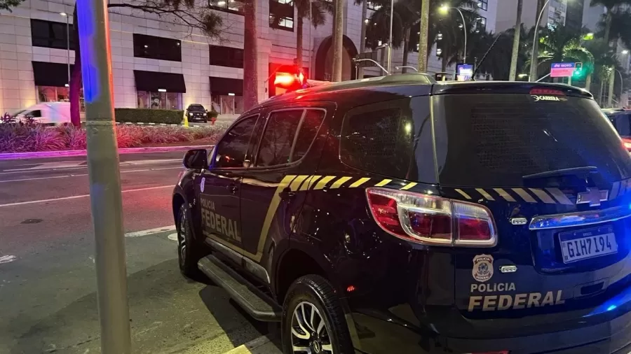 Viatura da Polícia Federal na avenida Brigadeiro Faria Lima, em São Paulo