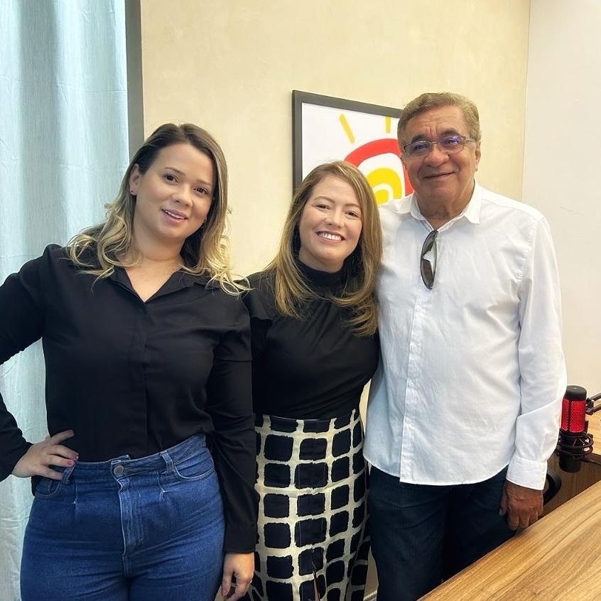 A jornalista Marília Lélis, a fonoaudióloga Mayanna Magalhães e o jornalista Roberto John