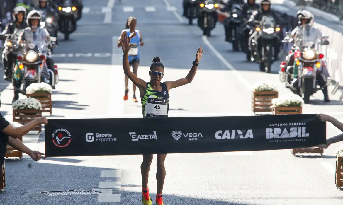 A brasileira Nubia de Oliveira Silva na linha de chegada da São Silvestre