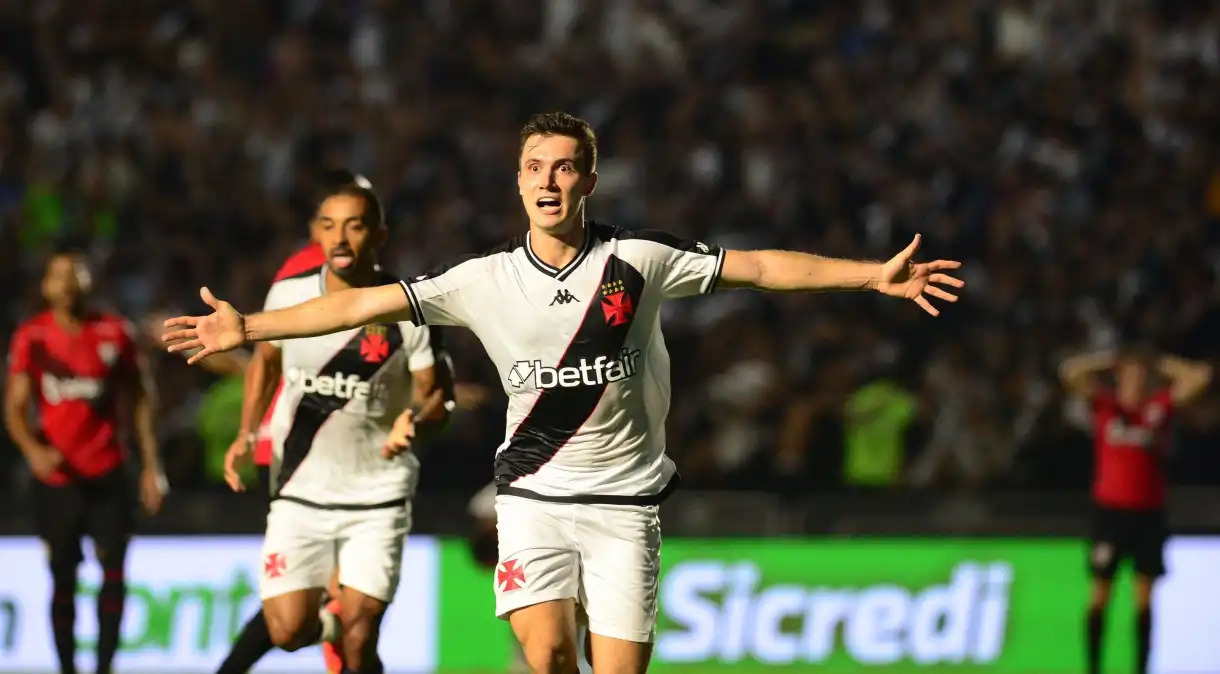 Lucas Piton marcou o gol da classificação do Vasco contra o Atlético-GO pela Copa do Brasil