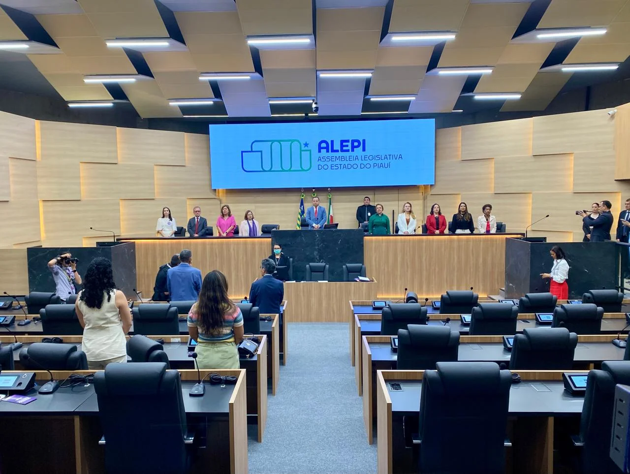 Sessão no Plenário da Assembleia Legislativa do Estado do Piauí (ALEPI), com autoridades e parlamentares reunidos para solenidade oficial.