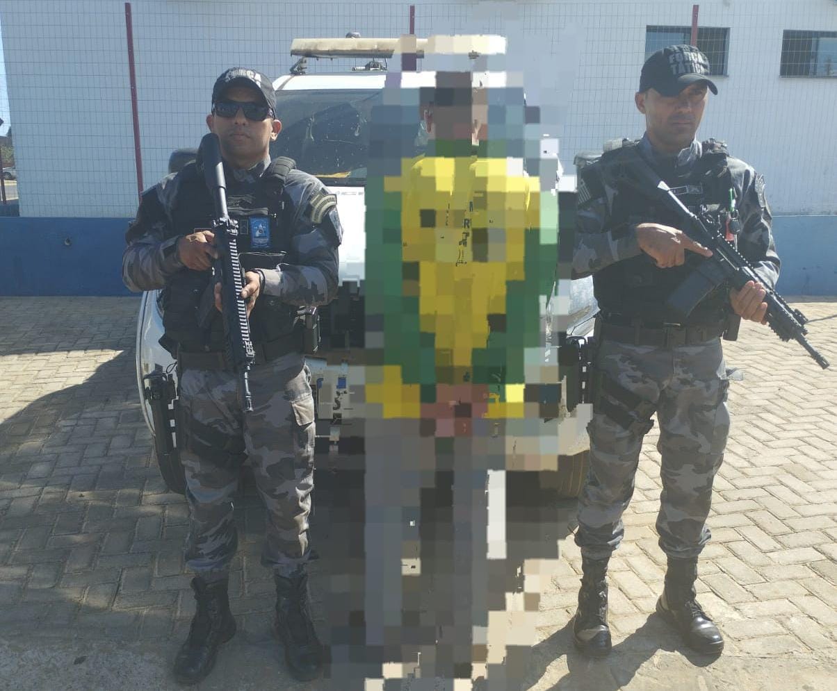 O suspeito foi preso por ameaça e porte ilegal de arma de fogo.