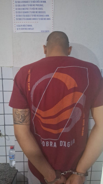 Suspeito preso por porte ilegal de arma