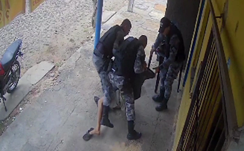 Policiais militares são flagrados agredindo borracheiro em Parnaíba