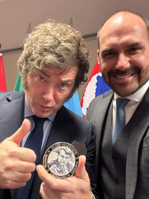 Javier Milei e Eduardo Bolsonaro com a medalha do 'imbrochável'