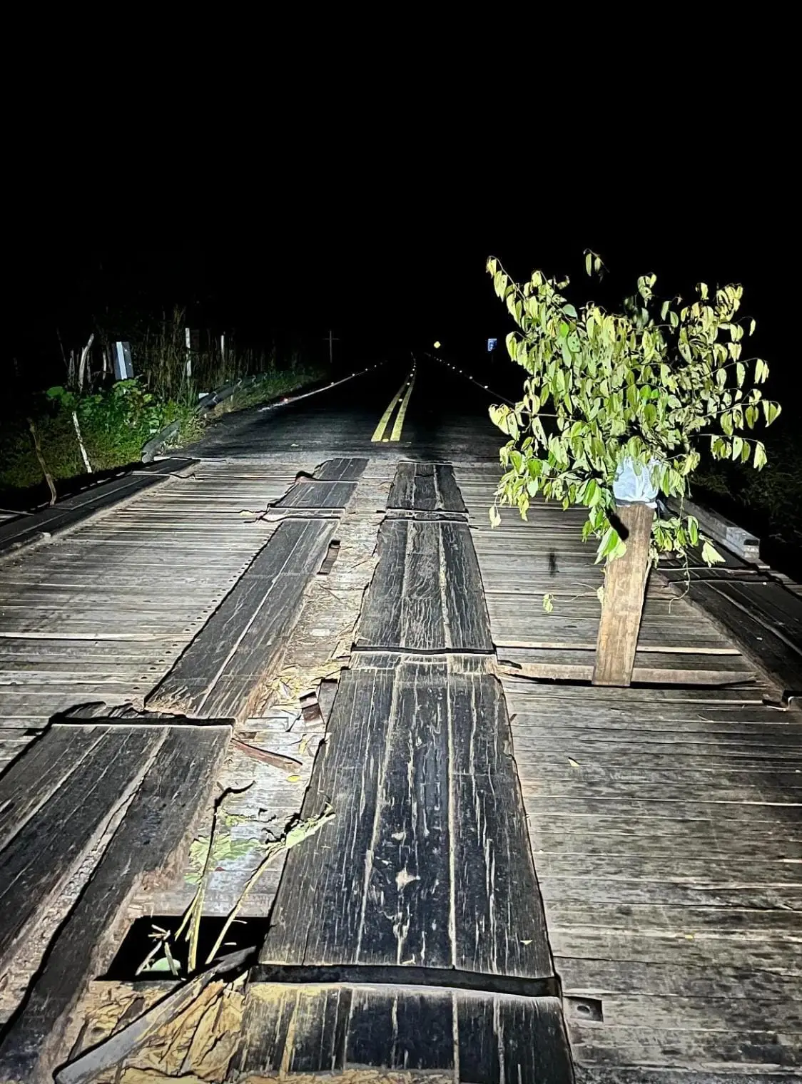 Ponte com madeiras quebradas