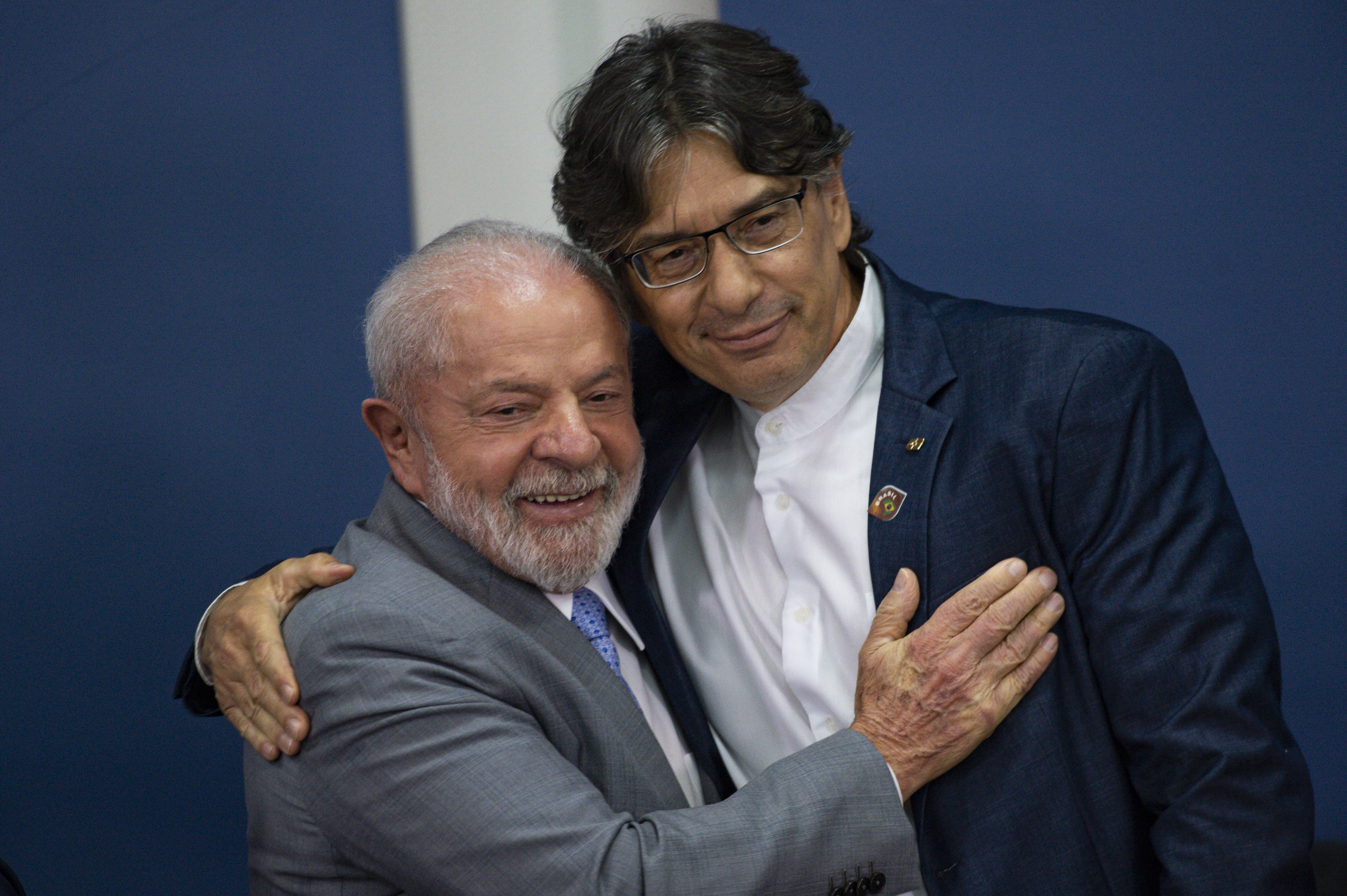 O presidente Luiz Inácio Lula da Silva, e o presidente do Instituto Brasileiro de Estatística (IBGE), Marcio Pochmann, durante sua cerimônia de posse, em 2023