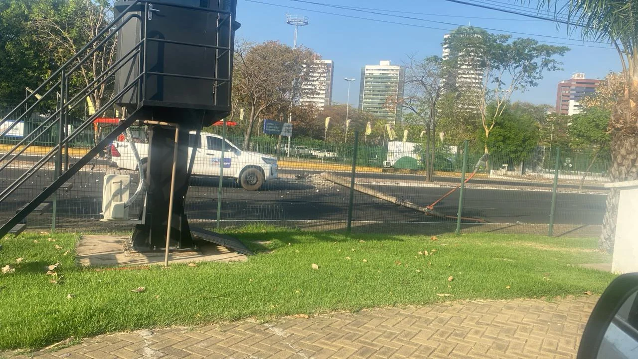 Poste interditou a Avenida Raul Lopes