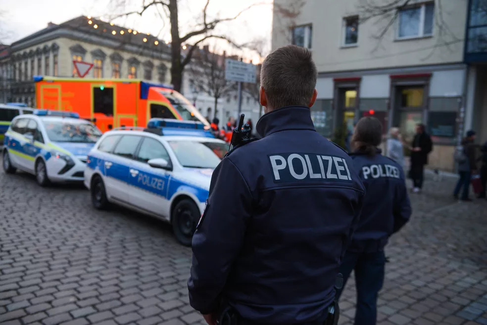 Policiais na cidade de Potsdam, Alemanha