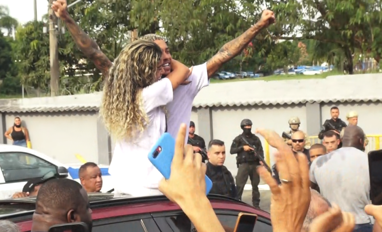 MC Poze do Rodo deixa prisão em carro de luxo no RJ