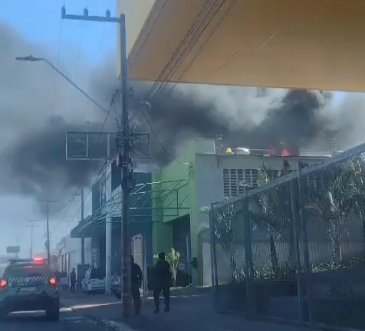 Prédio comercial pega fogo na Avenida Miguel Rosa