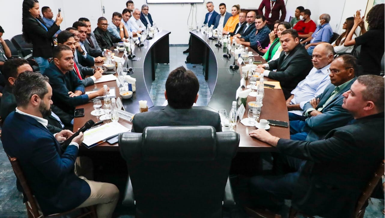 Rafael Fonteles reunido com prefeitos de 22 municípios do Piauí