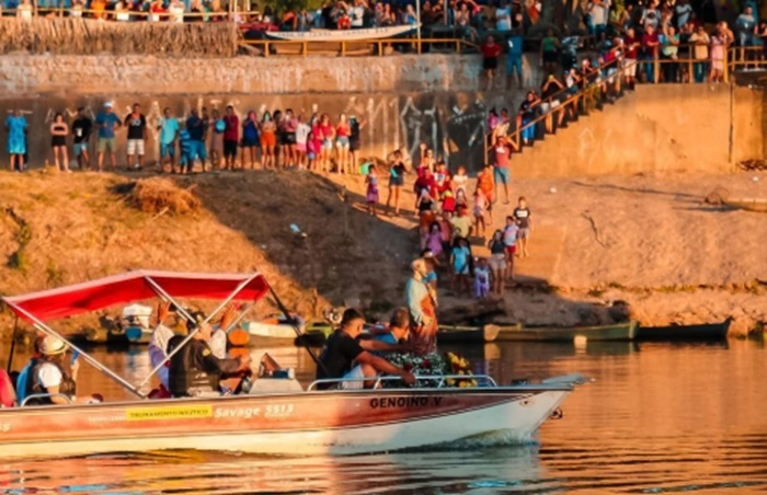 A tradicional procissão fluvial é um dos momentos mais aguardados nos Festejos de São Pedro