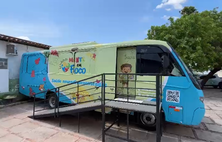 As crianças são atendidas em um microônibus adaptado com sala sensorial e equipe multidisciplinar