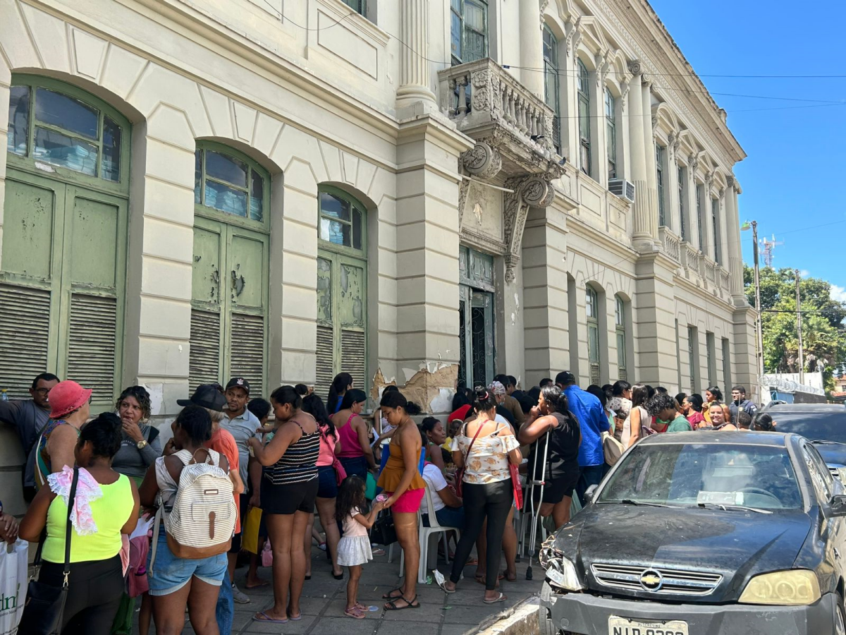 População formou filas no Palácio da Cidade