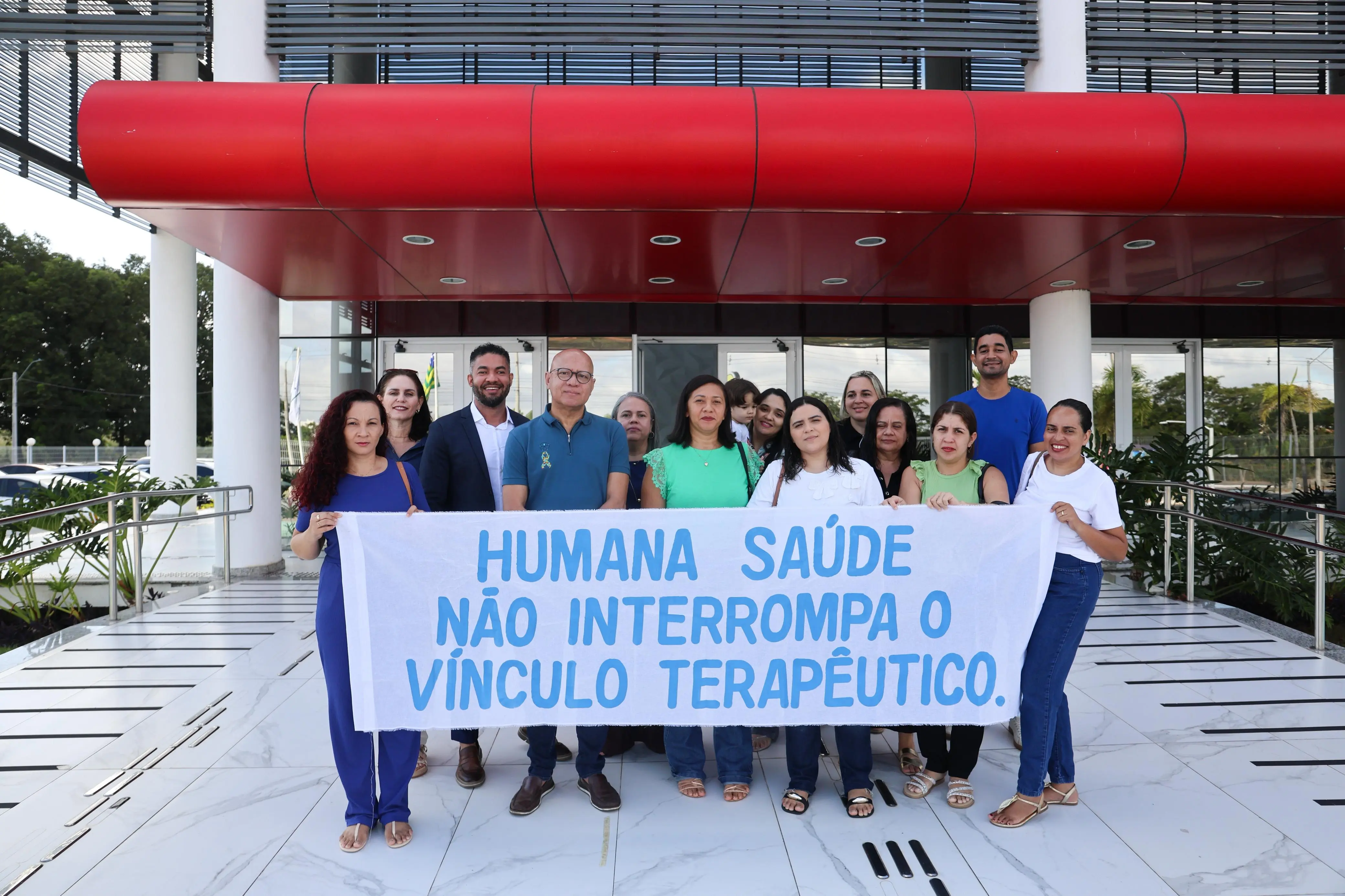 Famílias de crianças autistas fazem manifestação contra a Humana Saúde na frente da sede do TJ-PI