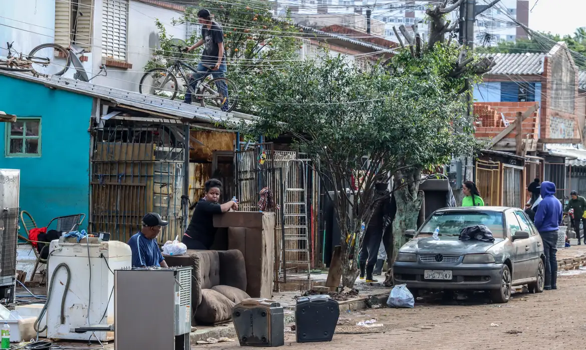 Baixa do Guaíba revela nível da destruição em Porto Alegre