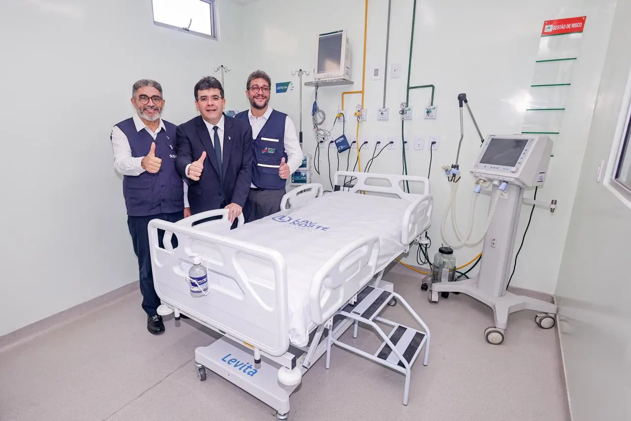 Rafael Fonteles entrega 10 novos leitos de UTI para o hospital Natan Portella