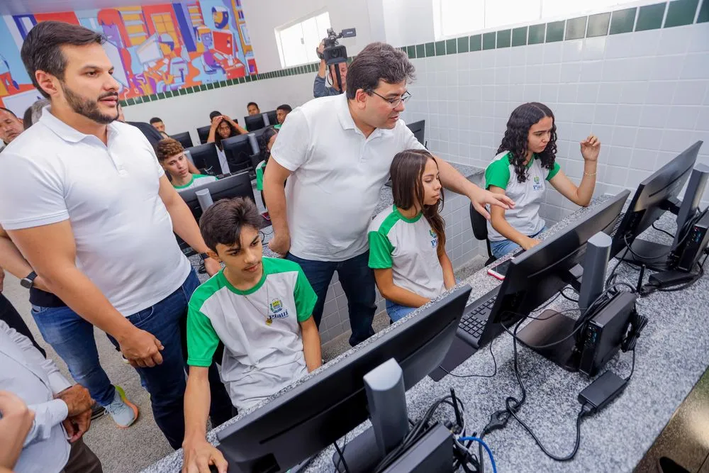 Governador Rafael Fonteles e secretário Washington Bandeira em inauguração de escola de tempo integral