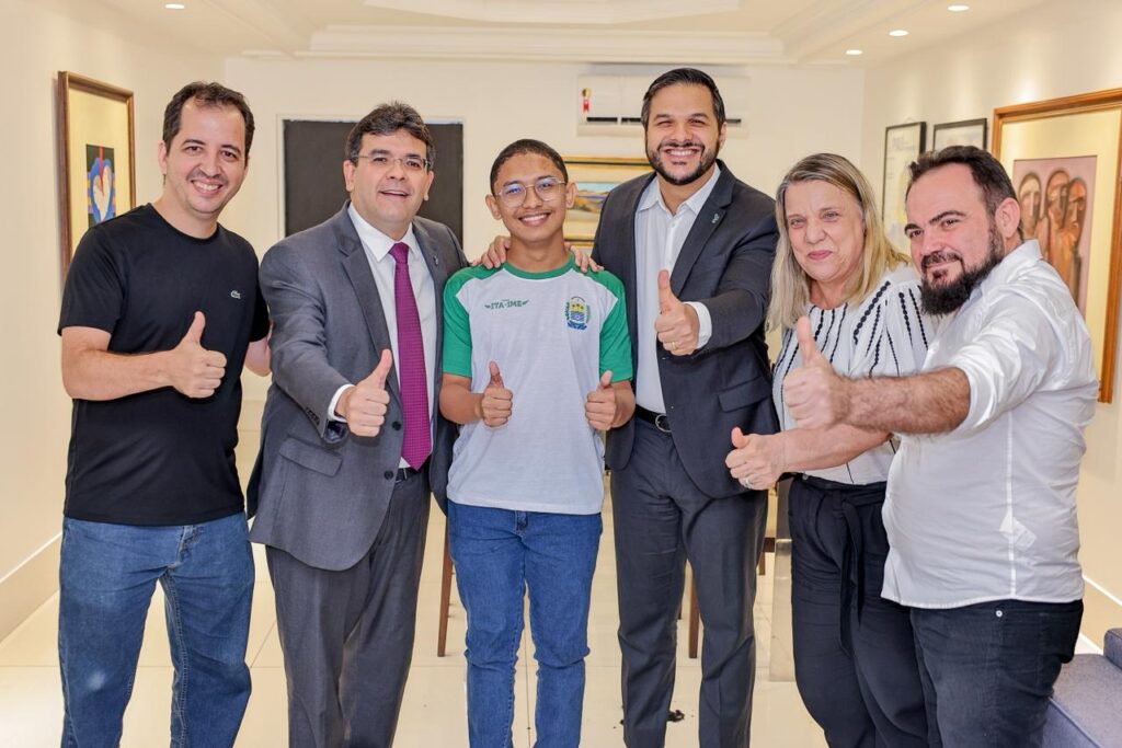 O governador Rafael Fonteles recebeu o aluno da Rede Estadual de Educação, Aike de Jesus, aprovado no vestibular do Instituto Militar de Engenharia (IME)