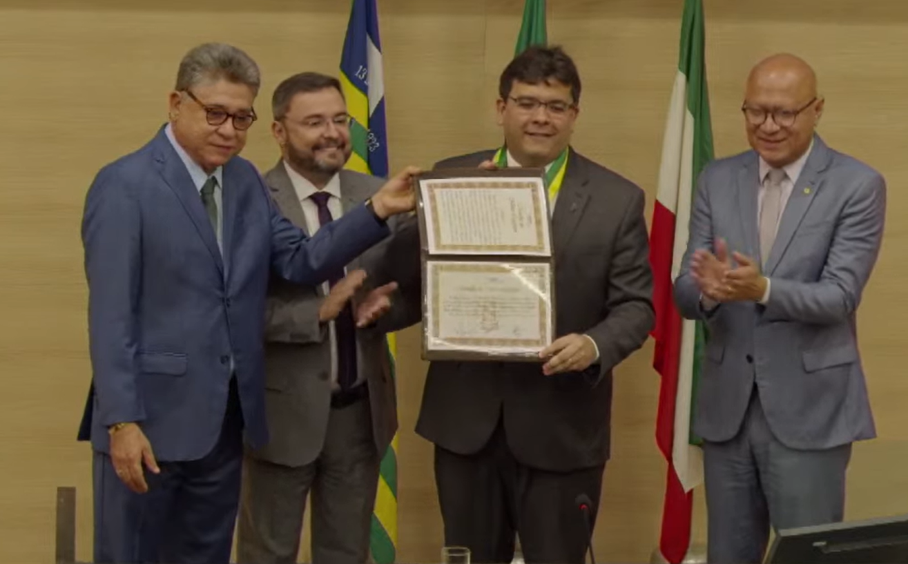 Rafael Fonteles recebe Medalha do Mérito Legislativo