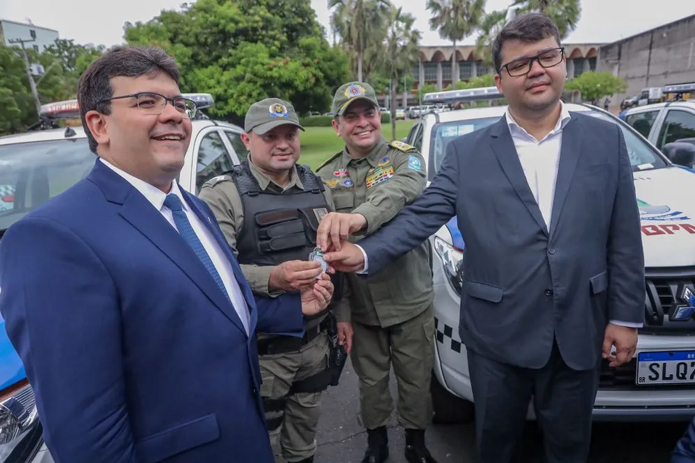 Governador Rafael Fonteles, policiais militares e secretário da Segurança Pública Chico Lucas