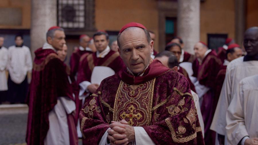 Ralph Fiennes em cena de 'Conclave'; longa venceu o prêmio de melhor roteiro adaptado no Oscar 2025