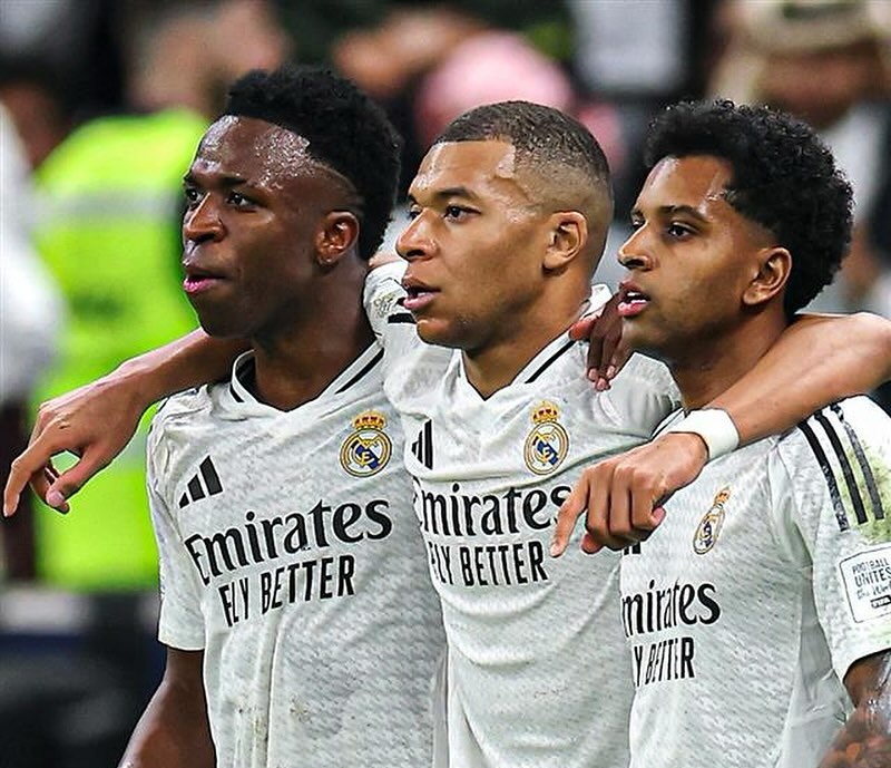 Vinícius Júnior, Kylian Mbappé e Rodrygo comemoram a vitória do Real Madrid