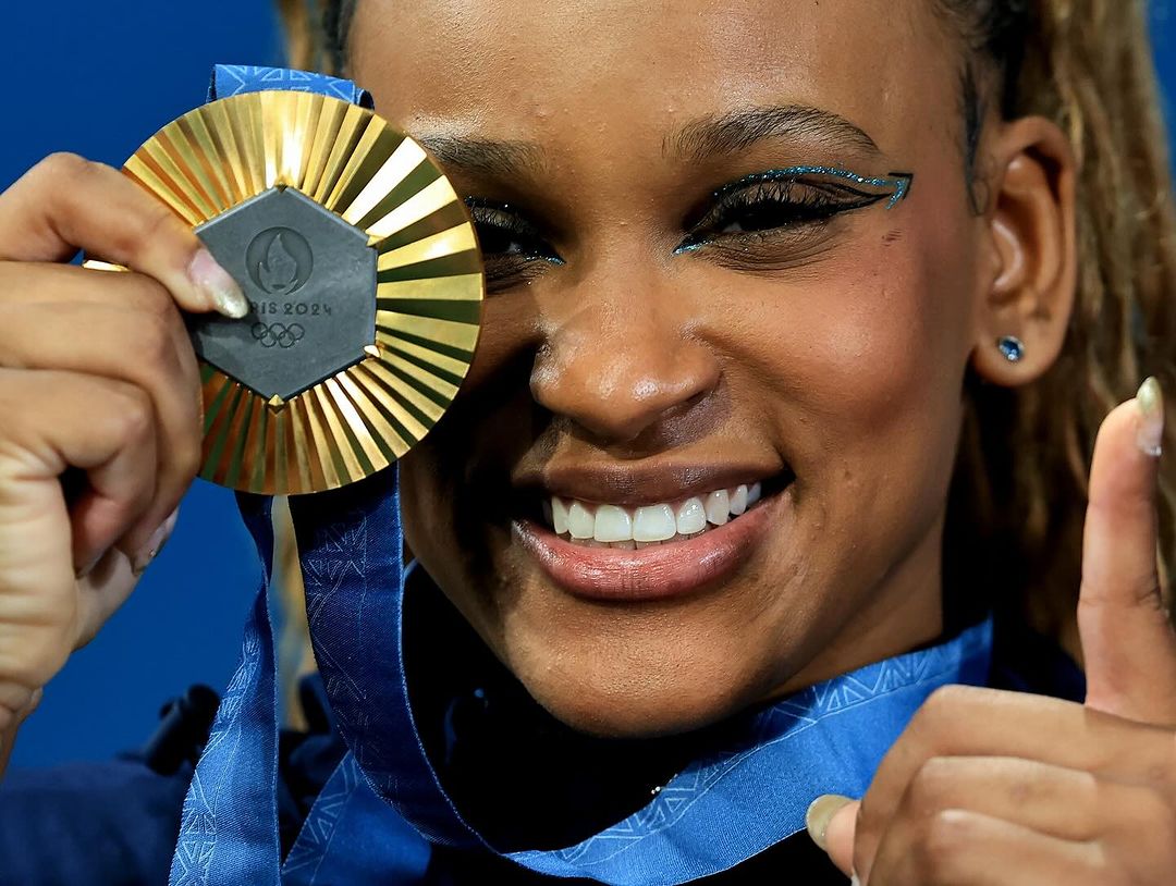 A ginasta Rebeca Andrade mostra medalha de ouro conquistada no solo durante as Olimpíadas de Paris 2024