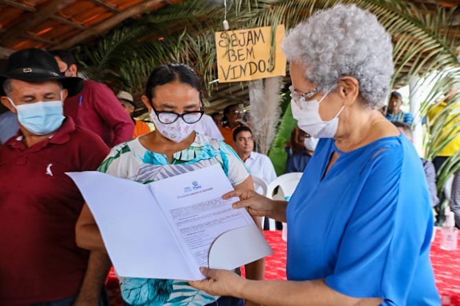 Governadora Regina Sousa participando de cerimônia de entrega de títulos de terra em Alto Longá