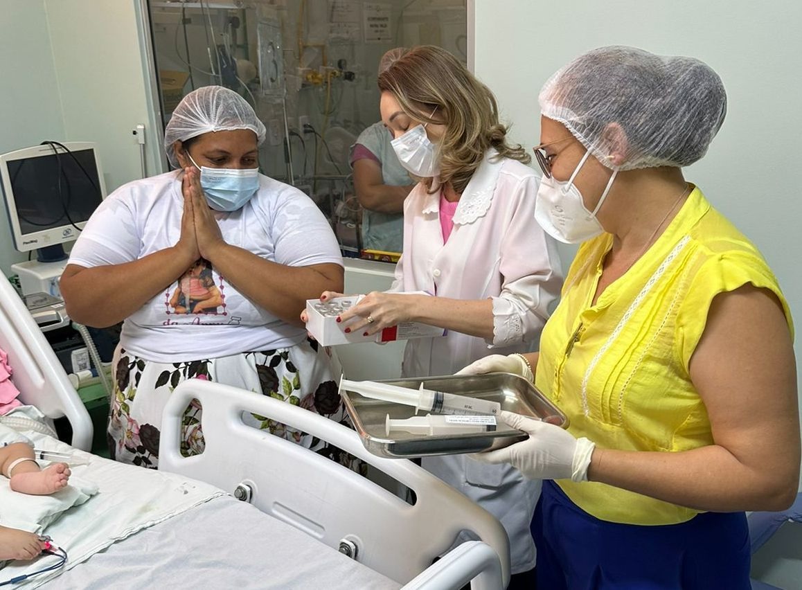 Pediatra Lorena Mesquita aplica dose do Zolgesma, medicamento mais caro do mundo