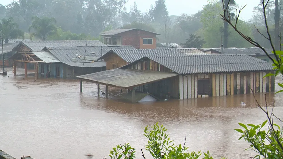 Chuva forte causa estragos em cidades do RS