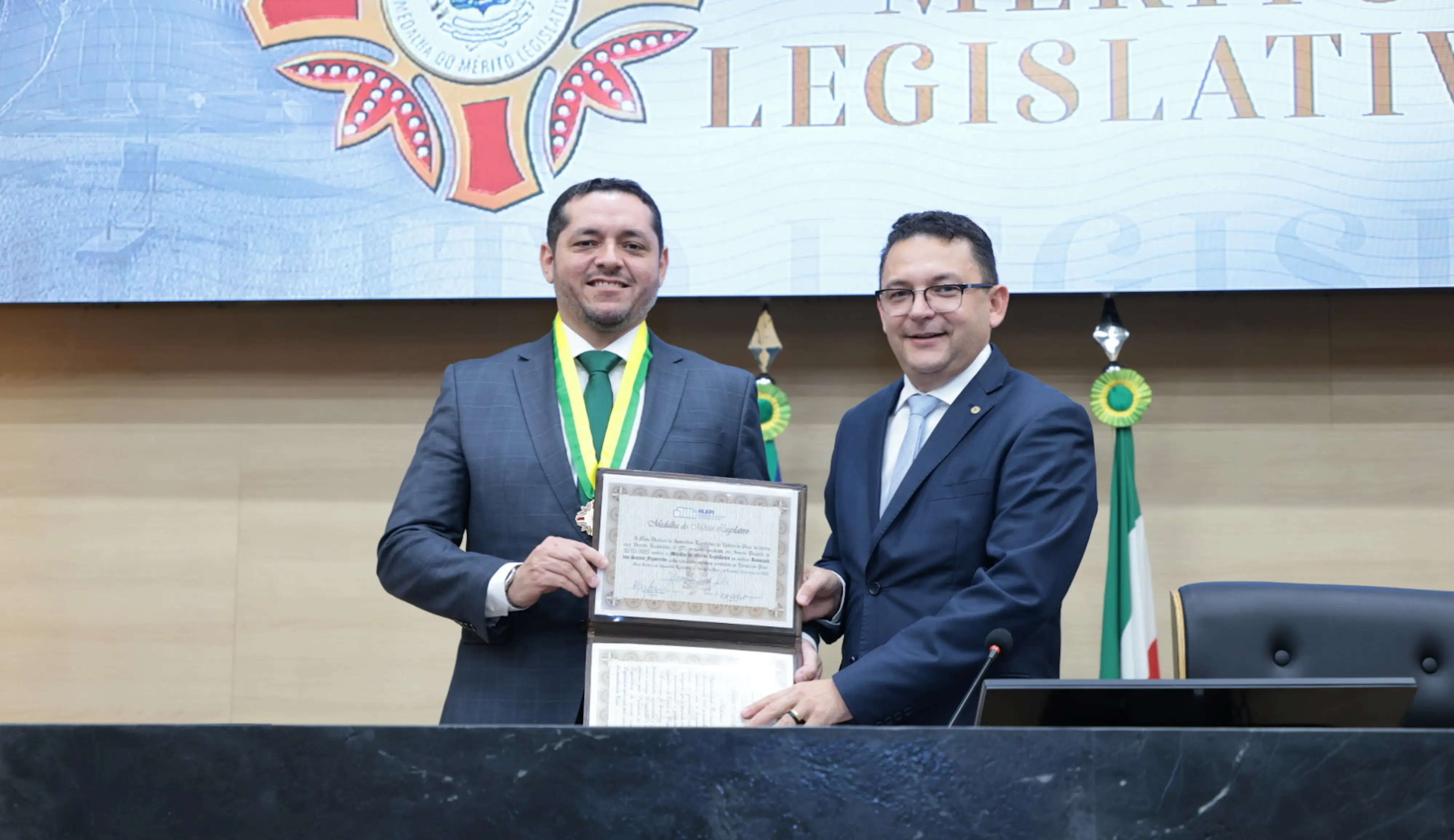 Roosevelt dos Santos Figueiredo foi homenageado com a Medalha do Mérito Legislativo