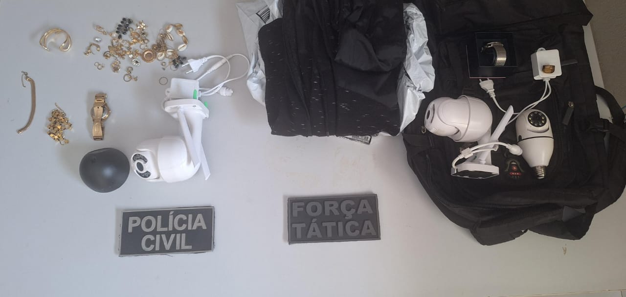 Dupla invadiu casa de juiz em Valença e levou joias, roupas, câmeras de segurança e a Alexa da residência